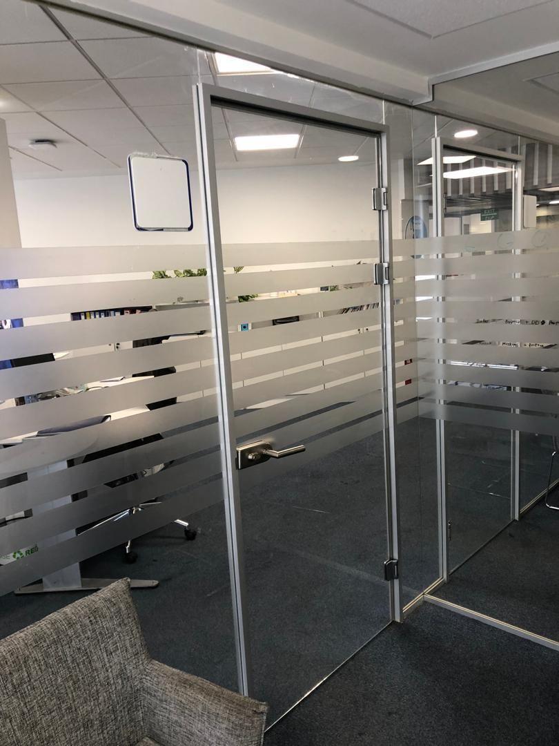 سازه های شیشه ای مدرن و درب های اتوماتیک شیشه ای