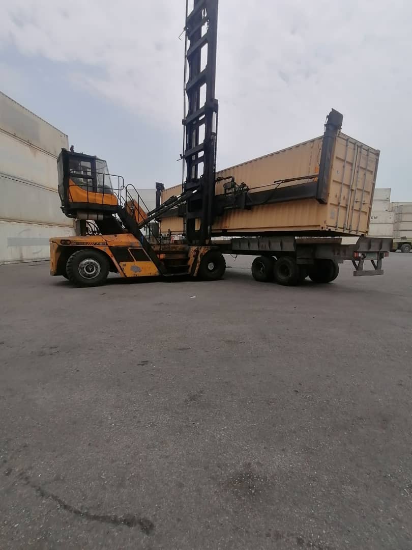 حمل کانتینر در داخل اسکله شهیدرجایی