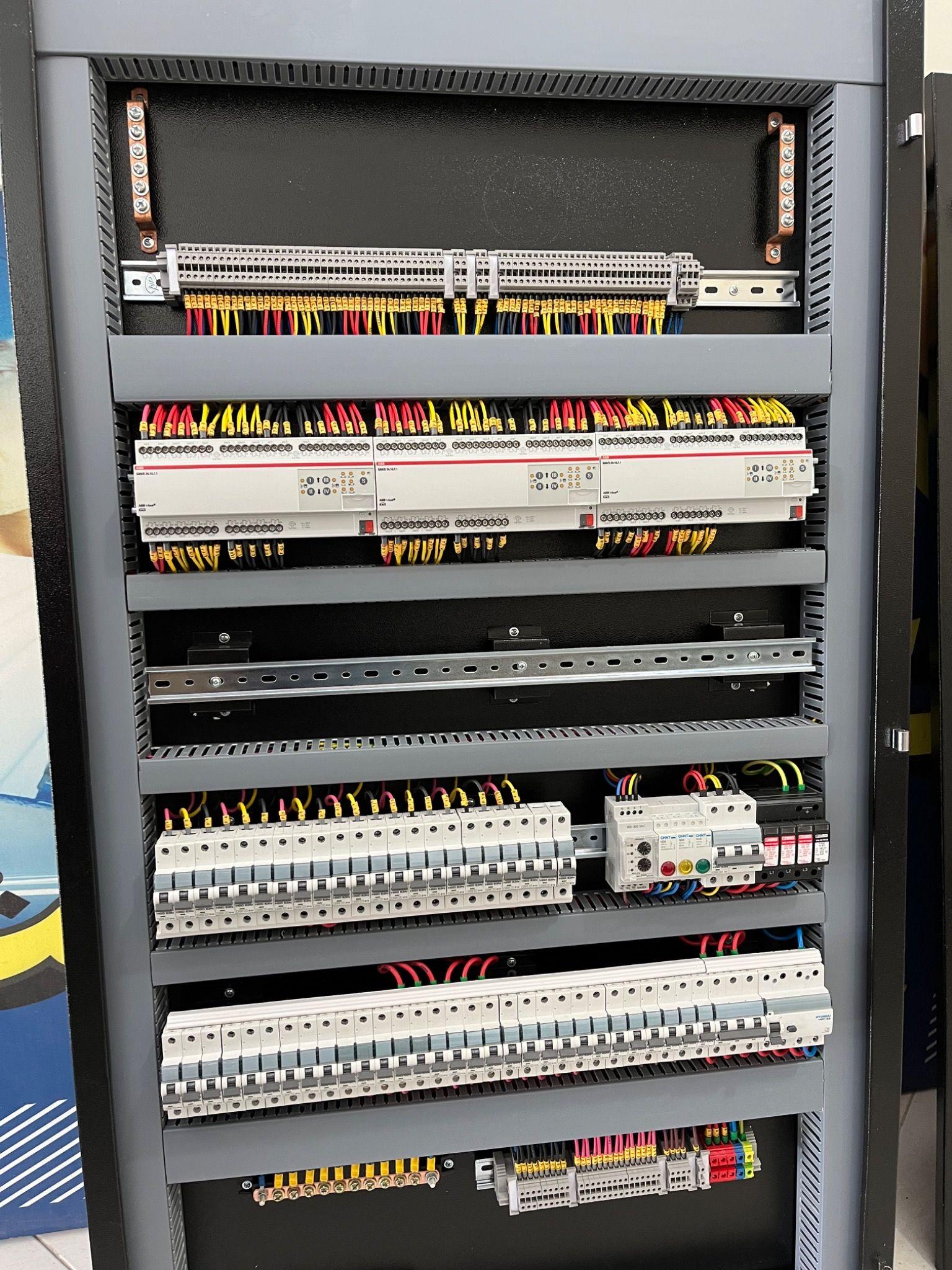 پیشگام تابلو شرق