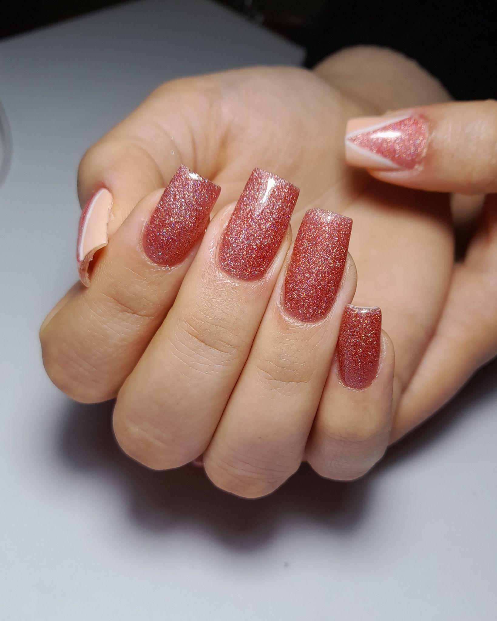 خدمات و آموزش کاشت ناخن