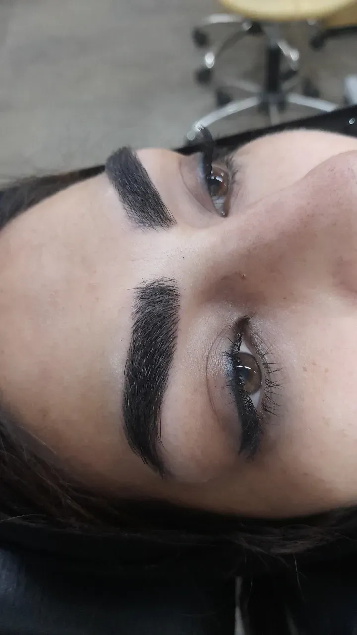 سالن زیبایی کاشت ناخن و ارایش دائم گل رز