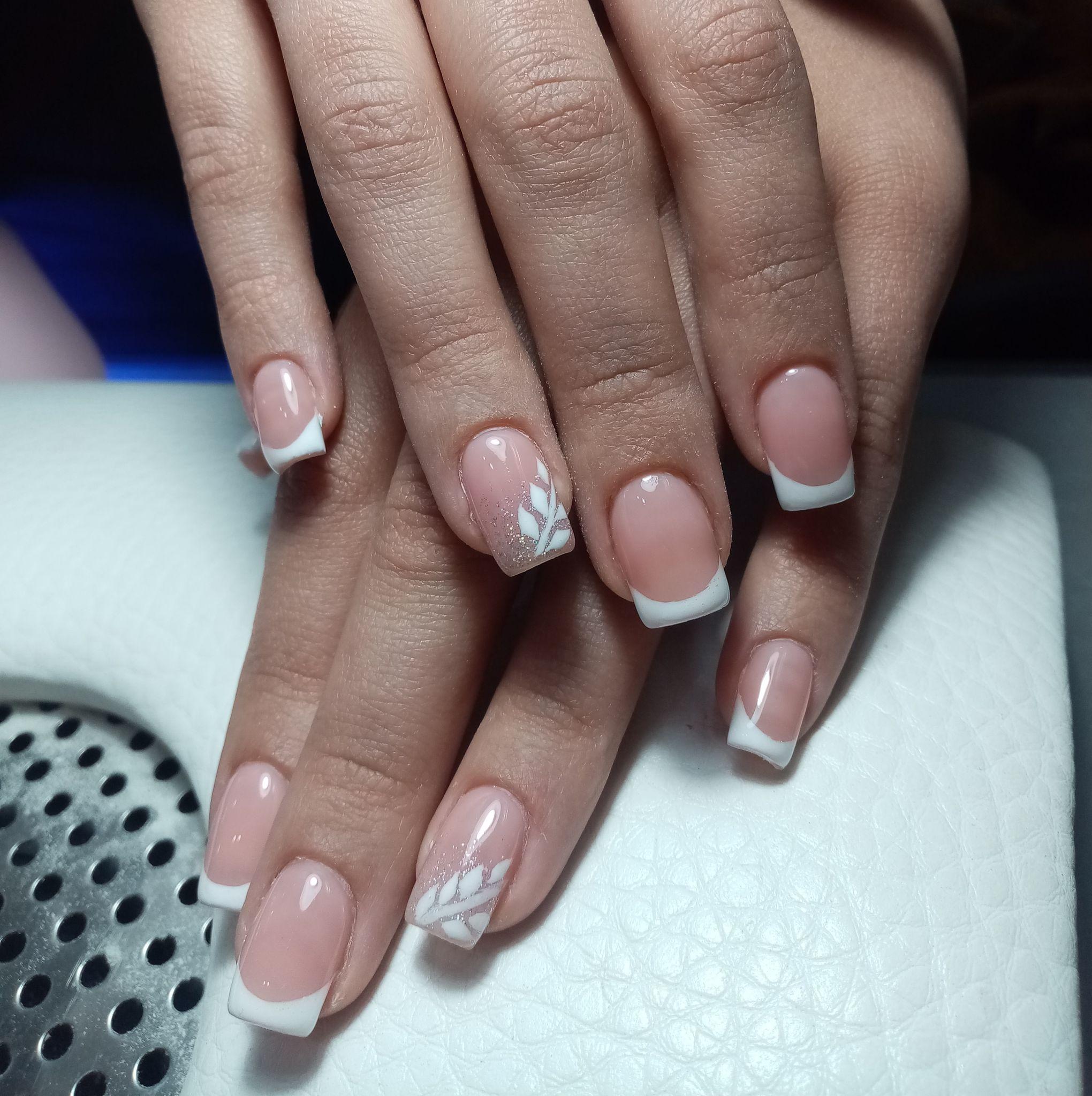 خدمات تخصصی ناخن (کاشت ، ترمیم ، ژلیش ، لمینیت ، پلی ژل ناخن)