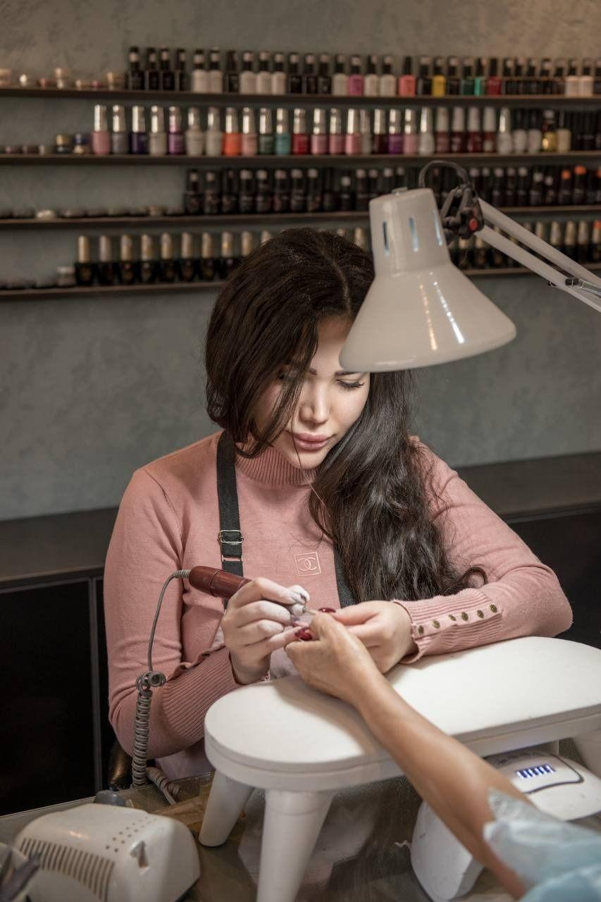 خدمات کاشت ناخن و اکستنشن مژه نفس