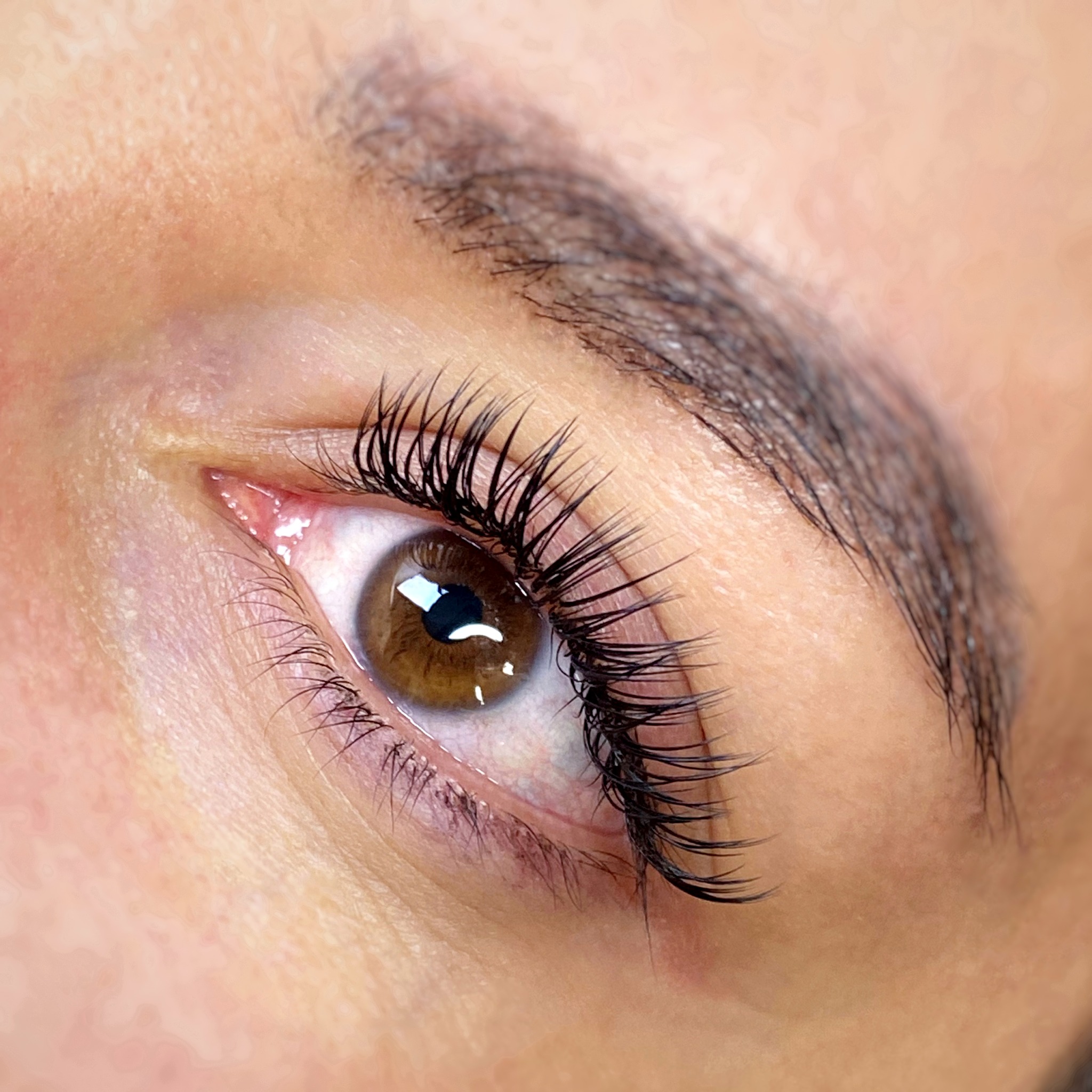 سالن تخصصی ناخن، مژه، رنگ و لایت لاراتیس