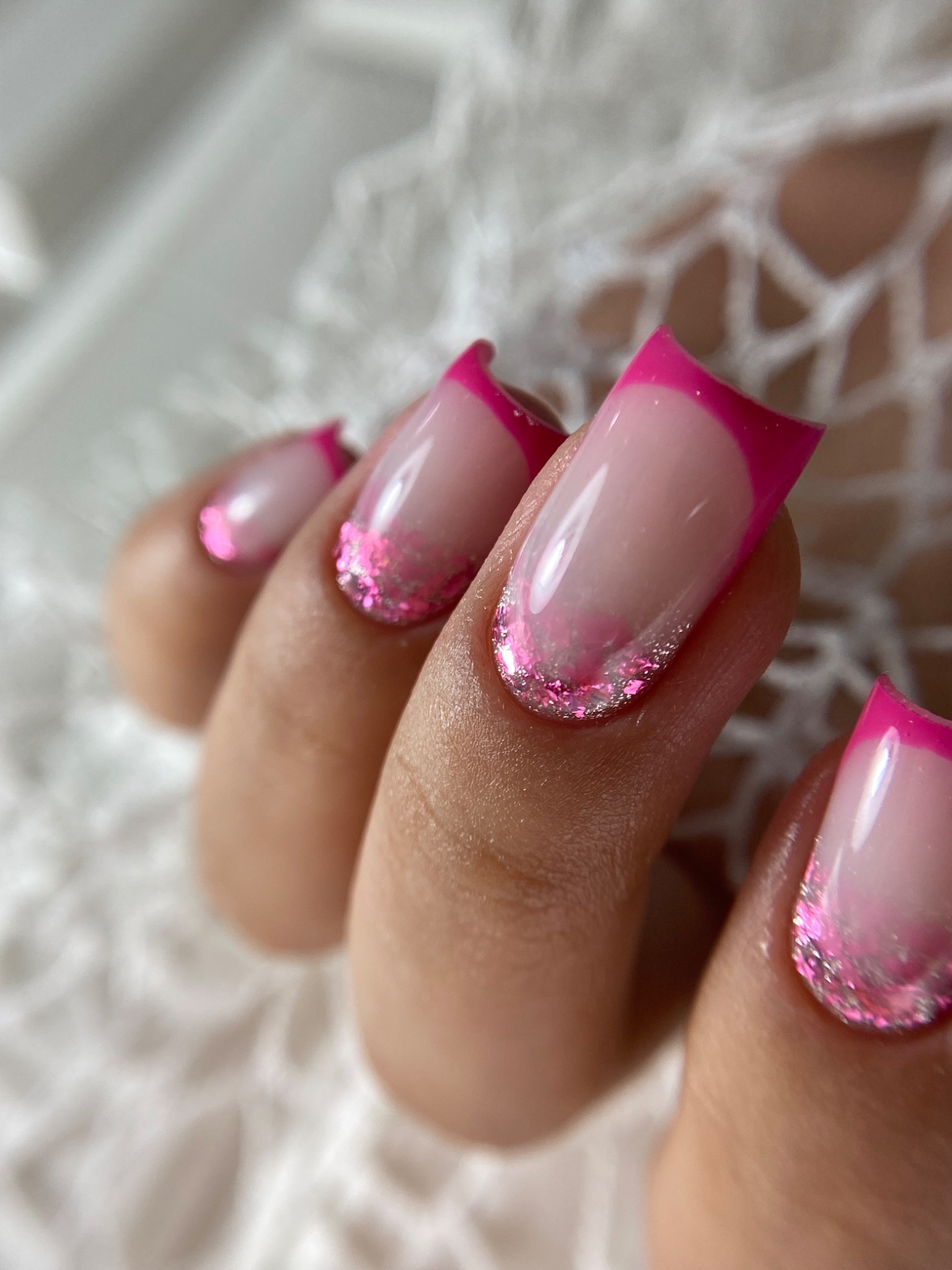 خدمات تخصصی ناخن و مژه و بافت وتراپی مو