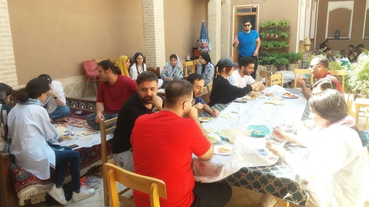 رستوران سنتی غذای خانگی ورزنه عمارت سنتی